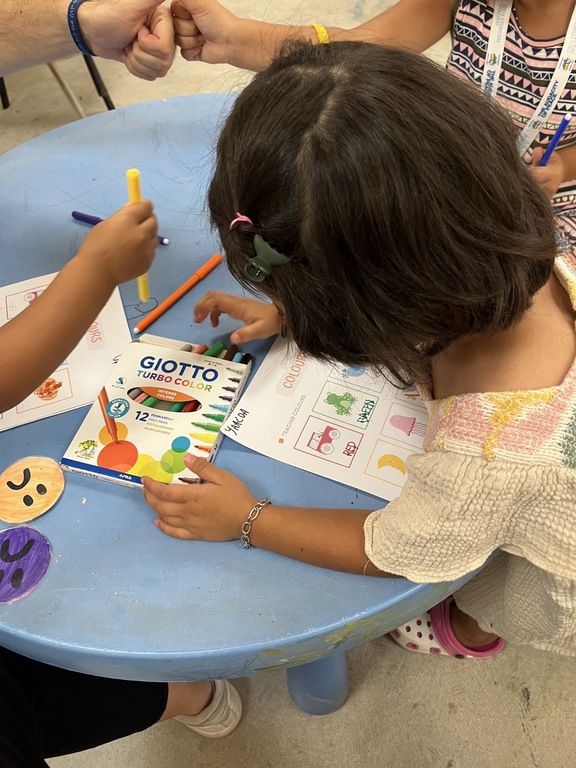 Dal Congo all’Afghanistan, storie di bambini che sognano un futuro: la Summer School dei Giovani per la Pace nel campo profughi di Corinto, in Grecia